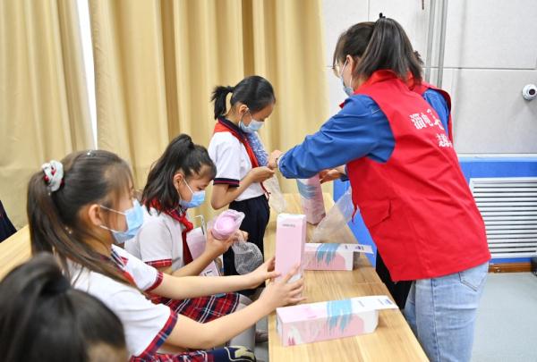 17年幫了300個娃 76位“媽媽”用愛心接力