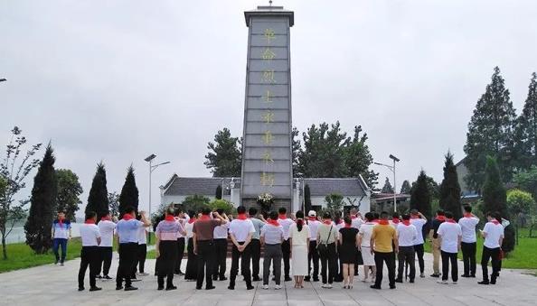 “筑夢新時代·奮進新征程”毛主席詩詞朗讀會在湖北荊州市彌市鎮彌陀寺秋收暴動紀念館舉行