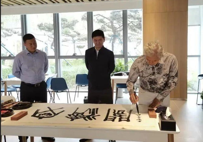 著名書刻家李羊民應邀為西安國家版本館題字