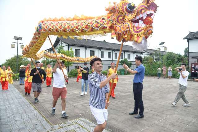 外籍友人體驗(yàn)廣安非遺文化：神奇又好耍！